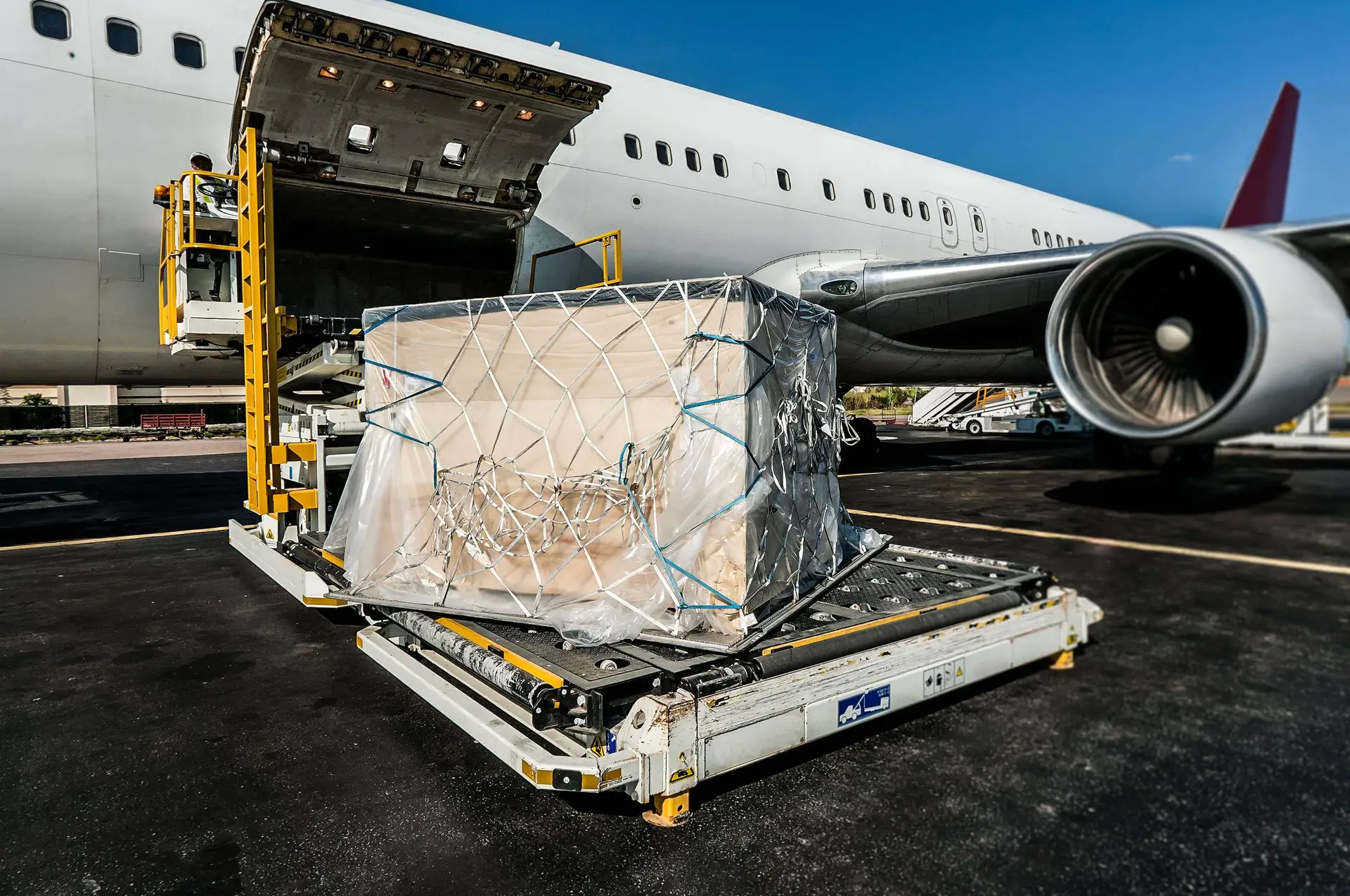 Logistics Solutions by Jonlu Group, Air freight picture, tarptautinis kroviniu gabenimas, oro transportas, kroviniu gabenimas oru, International Logistics